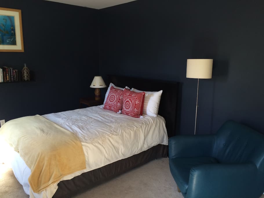 Down comforter, synthetic pillows