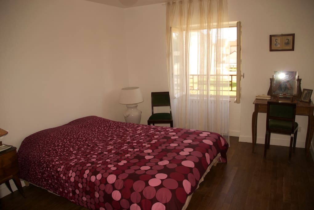 1ère grande chambre avec lit largeur 160