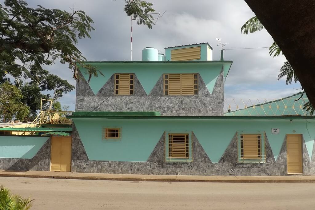 Casa de manposteria y techo de placa, fachada enchapada en marmol de la Isla de la juventud d