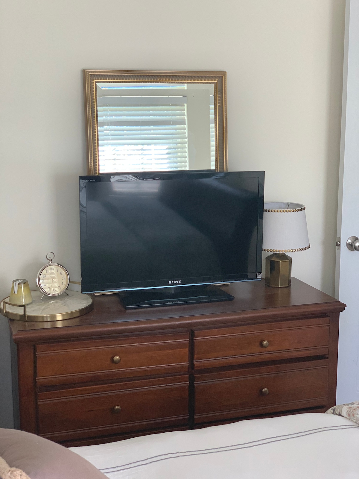 Šesť zásuviek. Televízor je možné presunúť alebo pripojiť k Apple TV.