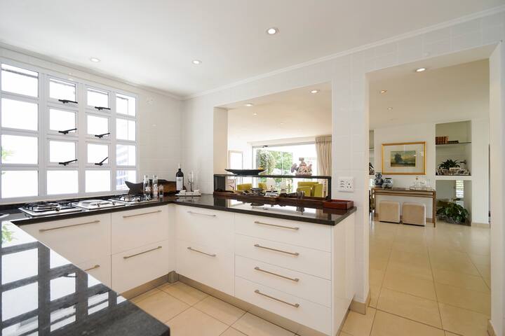 Secure Upmarket House with Great Views gallery image 3