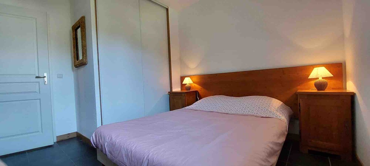 Dormitorio principal con cama de 140x190 cm y armario de pared