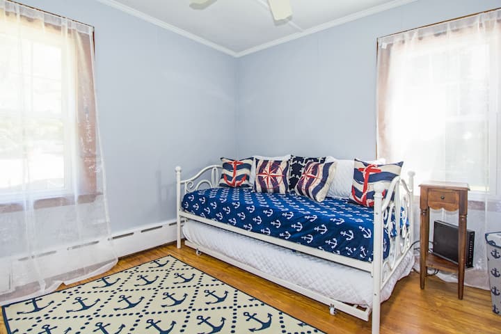 Druga od 2 spavaće sobe na prvom katu.  Mi to zovemo pomoćna soba.  Ovdje se nalaze 2 kreveta za 1 osobu, kao i mala škrinja s druge strane sobe. 