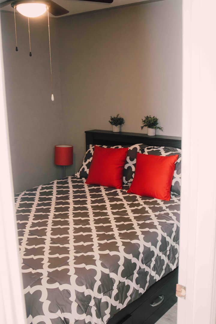 2e chambre avec un lit queen