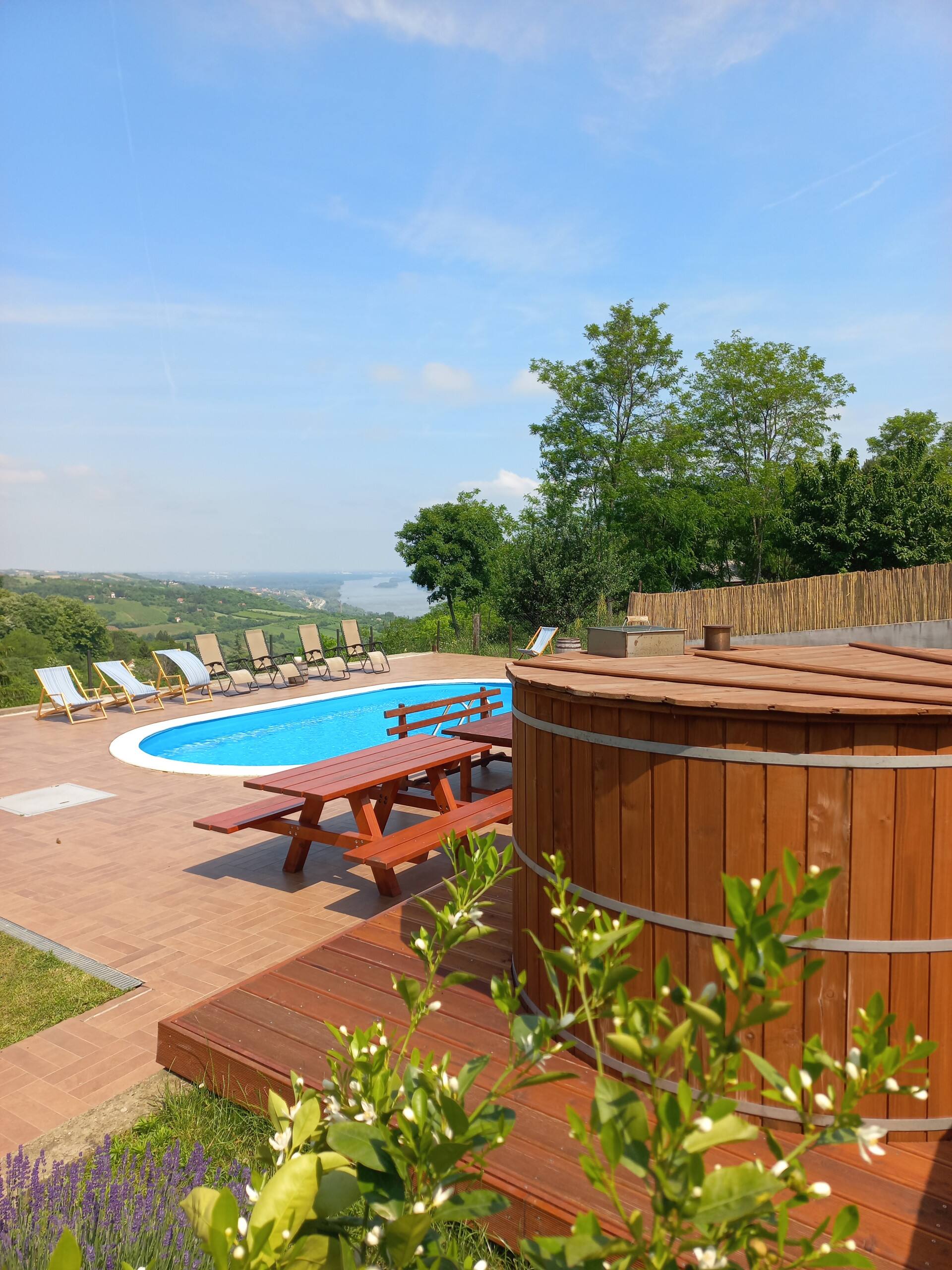 Banda Pool ,Danube View, Fruška Gora