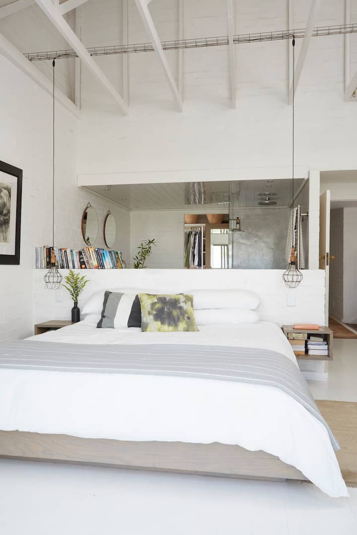 Chumba kikuu cha kulala chenye mwonekano wa bahari, kinachoangalia Bwawa/Veranda