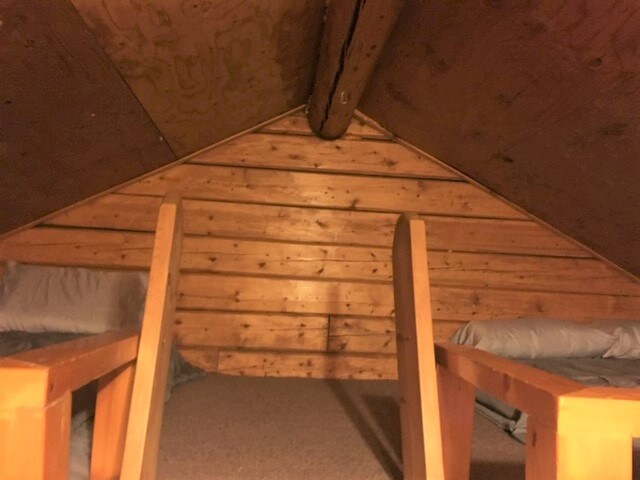 დედოფლის მეხსიერების ქაფის 2 ლეიბი ლოფტის საძინებელში