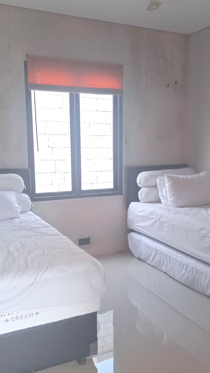 Трета спалня с матрак на ниво. единично легло. достатъчно за 4 души.