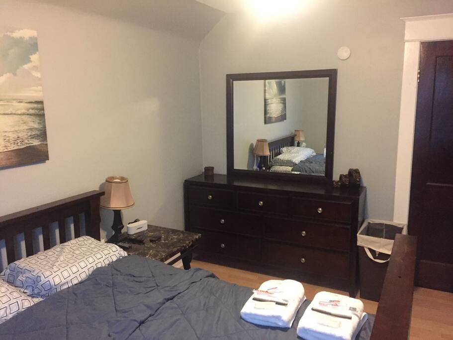 Dresser w/ large mirror