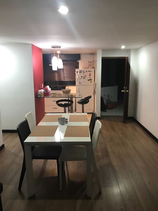 COMEDOR CON VISTA A LA COCINA ABIERTA.