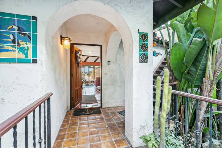 130MT – 4BDR Hill House,VIEWS,Cart, Fireplace,Deck gallery image 4