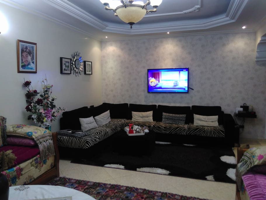 Salon moderne devant salon marocain
