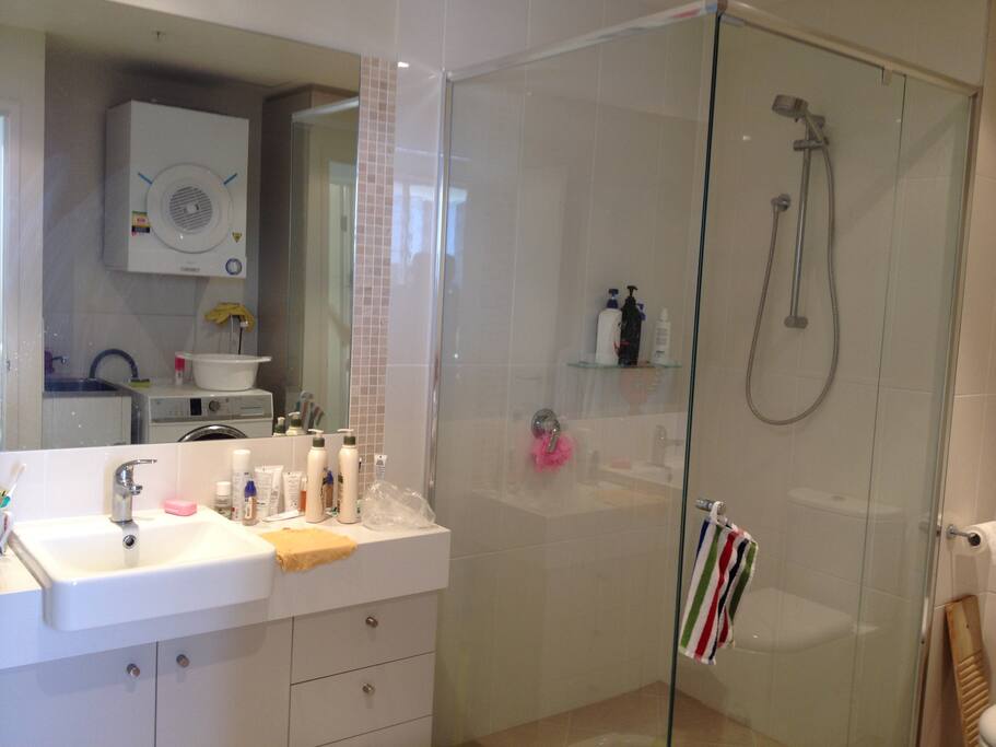 big, clean, dryer, wash machine, toilet, drawers, independent