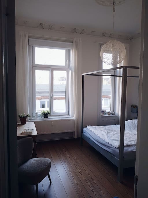 Blick vom Flur ins Schlafzimmer