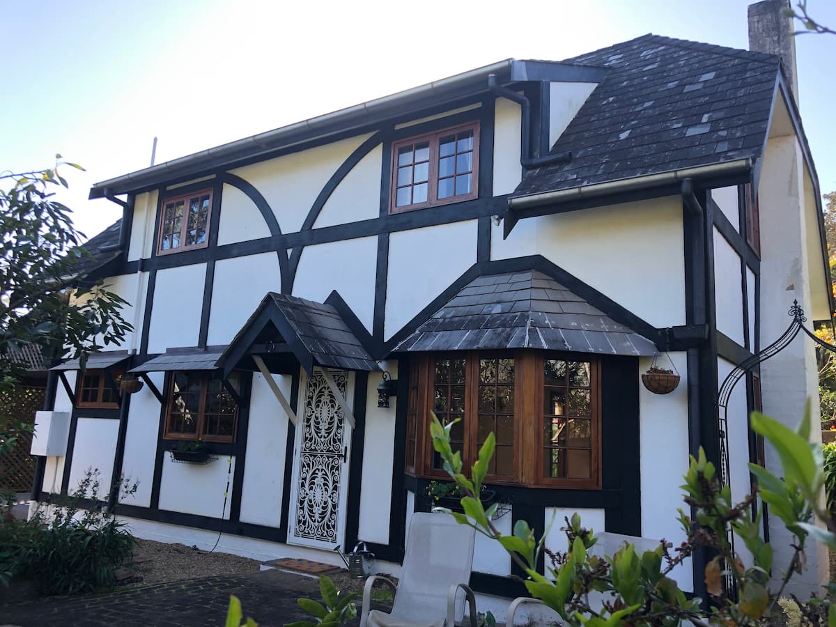 GORGEOUS COUNTRY COTTAGE IN PERFECT LOCATION — photo via the host's Airbnb listing