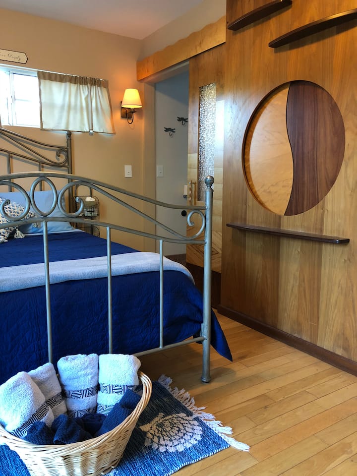 Queen bed.  curb-free shower--2 showerheads.