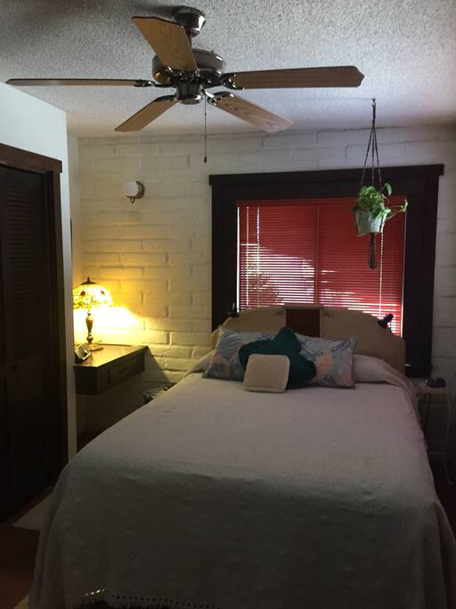 Bedroom w/queen bed