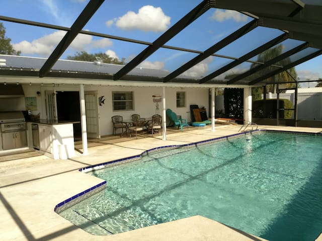 King-Queen,Priv Pool, Summer Kitchen,TV, Bar-Frig