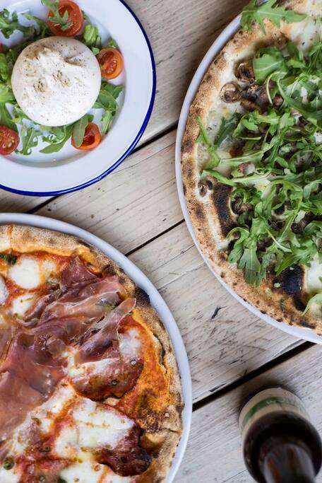 Amazing pizza restaurant 5 mins walk from the flat!