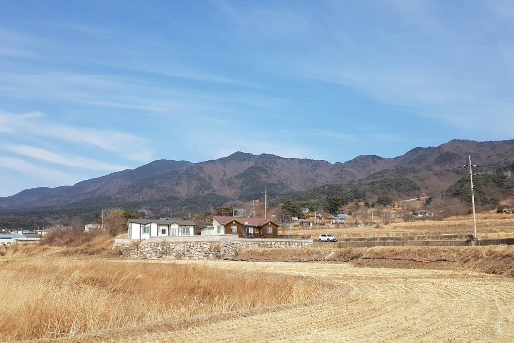 좌측 흰색 별채 ()불국사펜션 겨울
