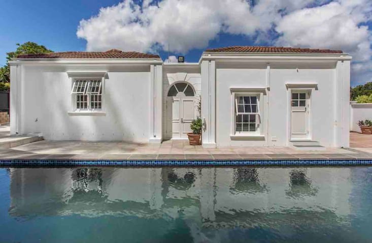 Luxury serviced cottage + heated pool Constantia