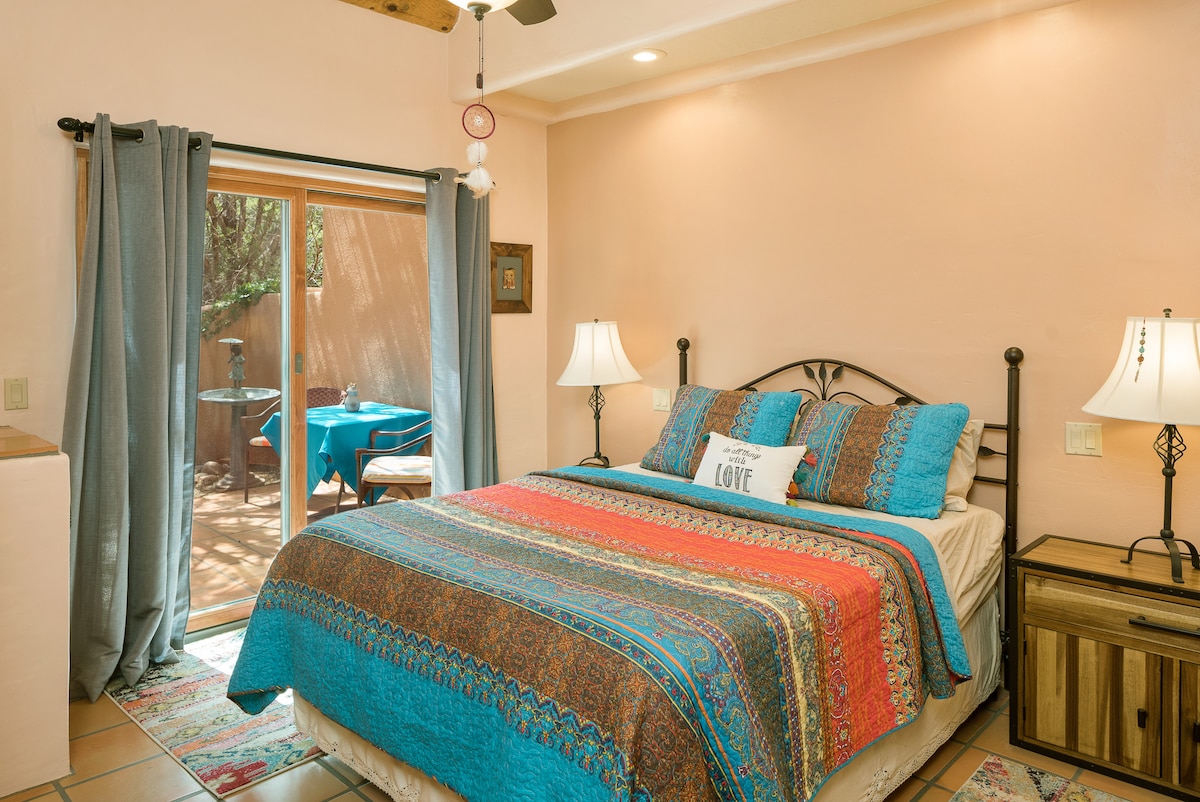 Súkromná záhradná spálňa s manželskou posteľou Queen na prízemí s vlastným prístupom na zadnú terasu 