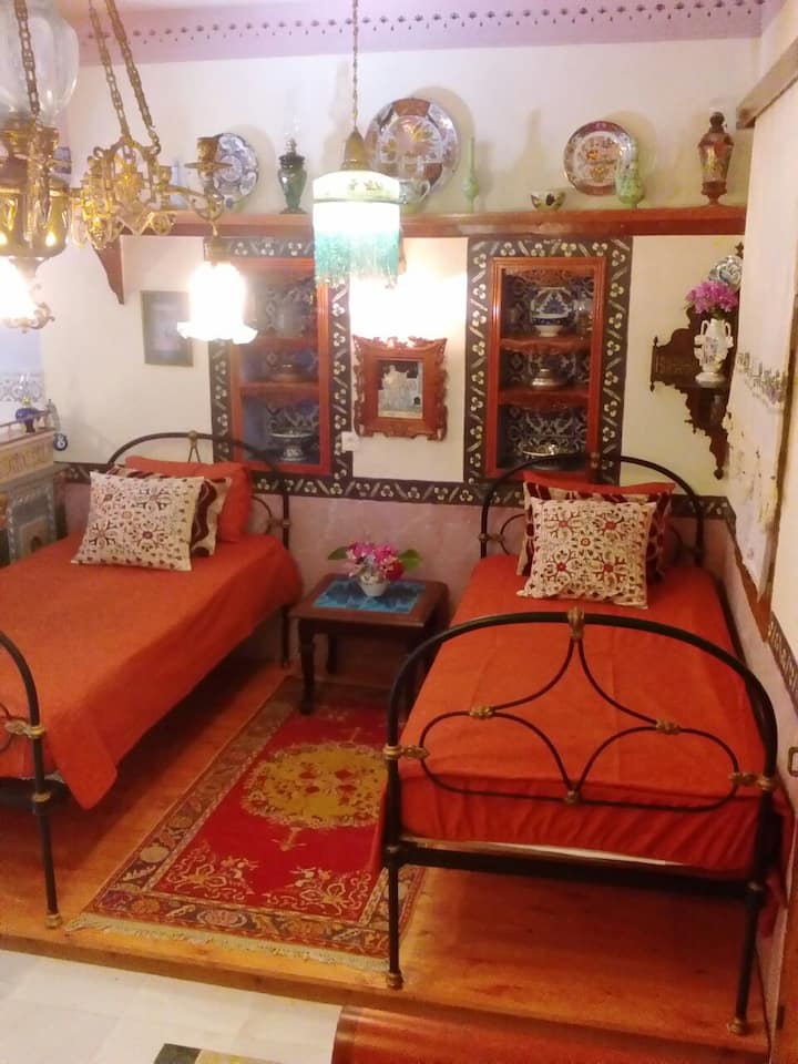 Две единични легла с матрак.