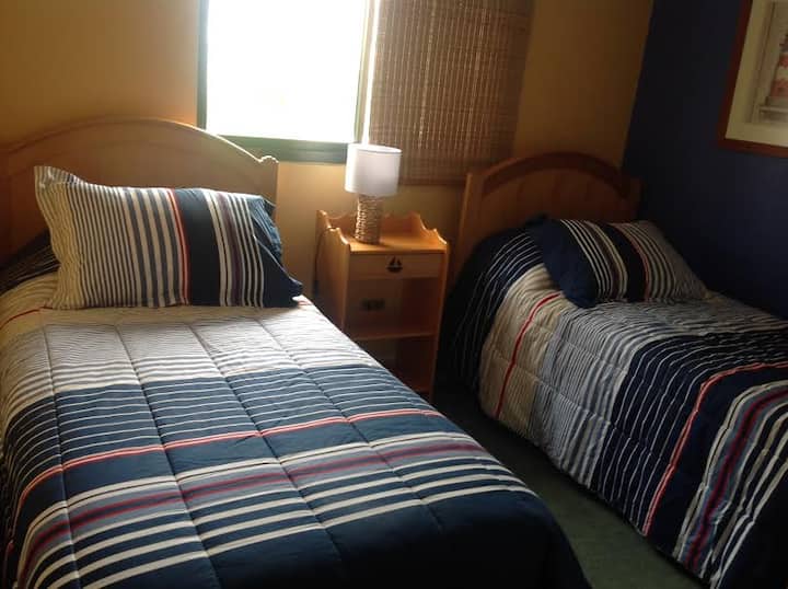 Slaapkamer 2 met 3 bedden op de eerste verdieping
