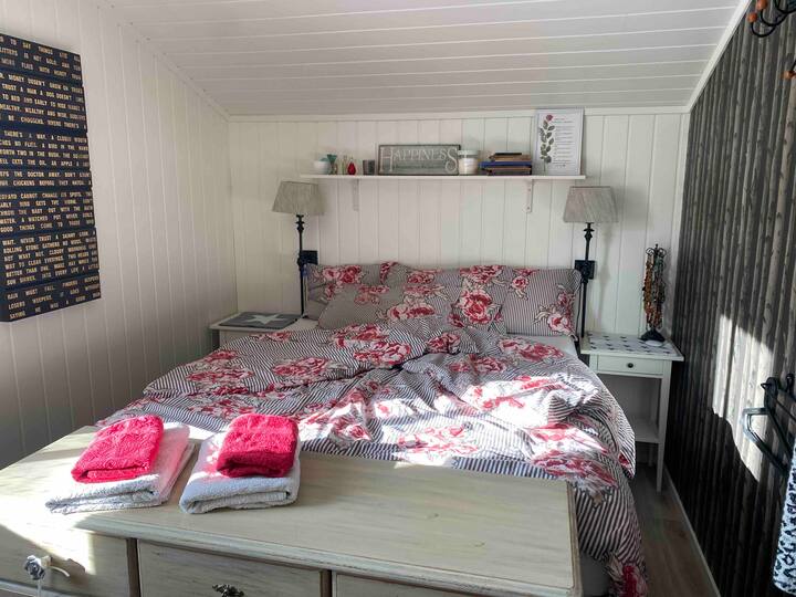 Dhoma e gjumit 1, në katin e parë
Krevat dopio 150 cm gjerësi