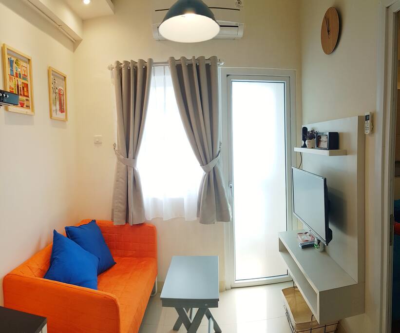 Living room with TV and coffee table. We also put some light readings for your knowledge appetite