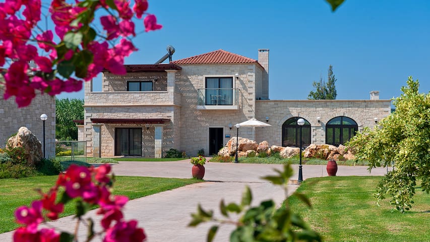 Platanias Villa, 4 BD, 4 BA, pool, 800m from sand