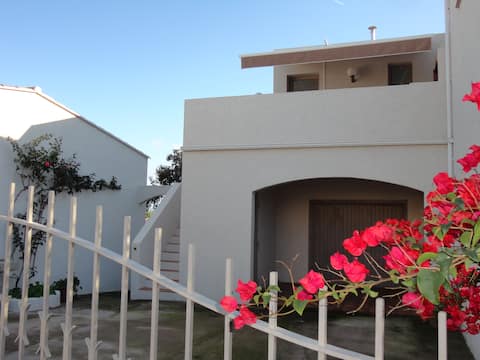 Annonce Airbnb populaire: Bright apartment 150 m from the sea à Monticello