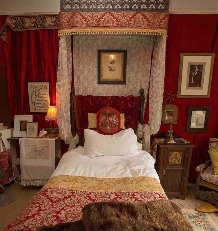 La Chambre rouge.  Cette chambre confortable a accueilli des visiteurs des deux sexes, dont un alpiniste irlandais renommé.  Il y a une chaise irlandaise sculptée de 500 ans, qui a beaucoup voyagé.  (C'est à côté de la salle de bain des invités, dans le couloir couvert.)