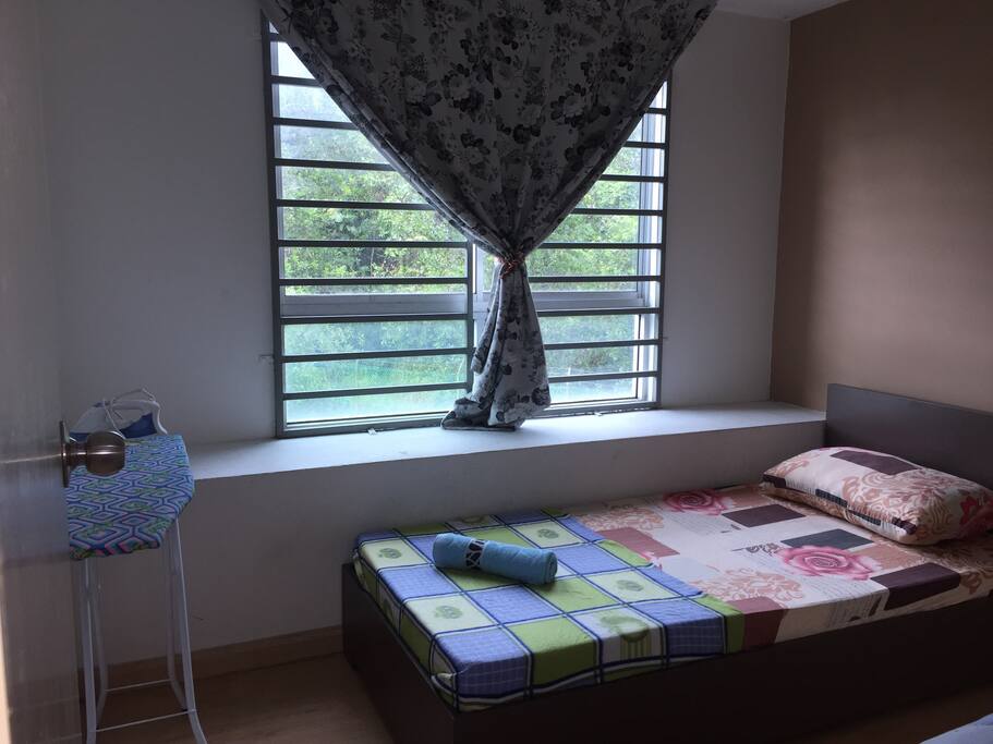 2nd bedroom (single bed,ceiling fan, shared bathroom)
