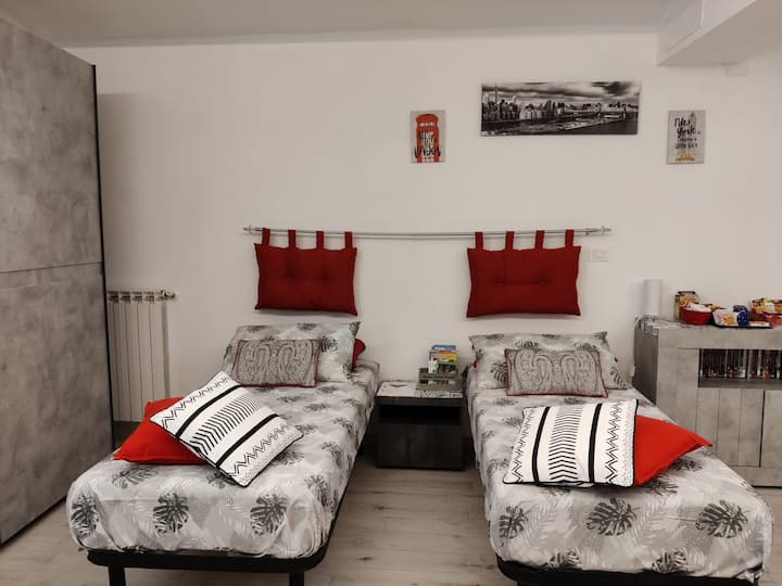 I due letti singoli, possono trasformarsi in matrimoniale (da richiedere al momento della prenotazione o non oltre 48 ore prima del check in) 
I due letti singoli possono essere trasformati in letto matrimoniale (da richiedere al momento della prenotazione)