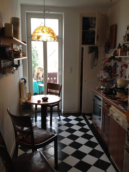 der Balkon hinter der Küchentür