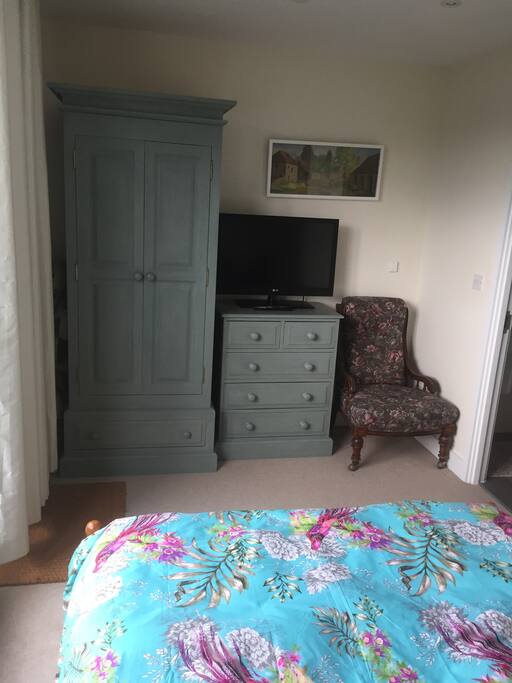 Wardrobe and chest of drawers