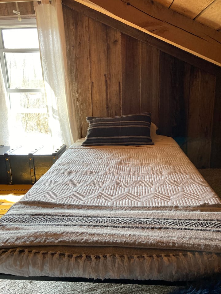 Loft: 2 twin beds