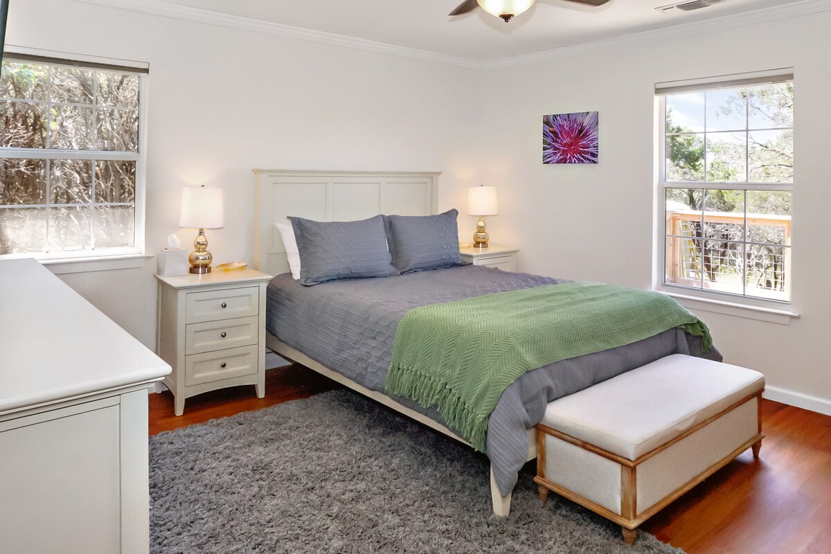 חדר שינה 2 למטה עם מיטת קווין סייז.