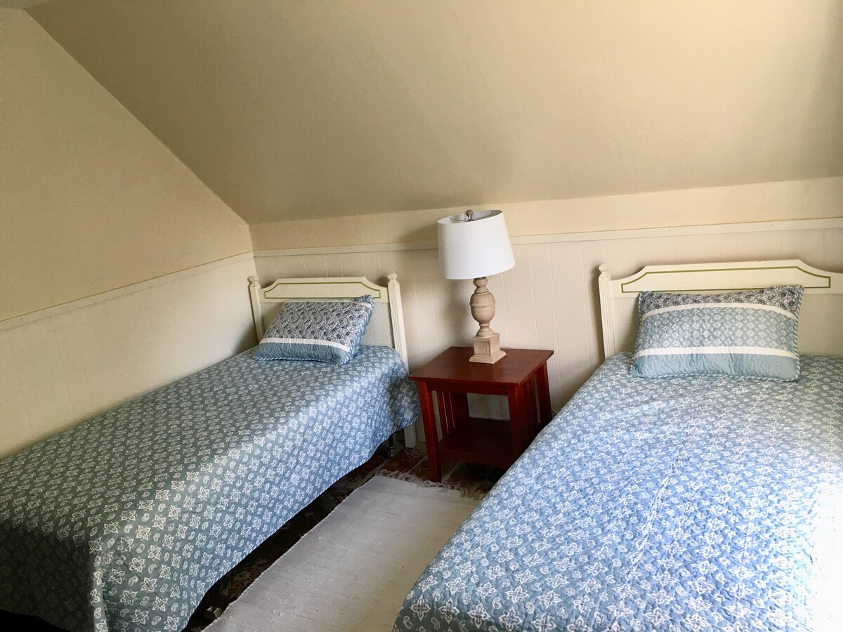 غرفة نوم ثانية بسريرين توأمين 