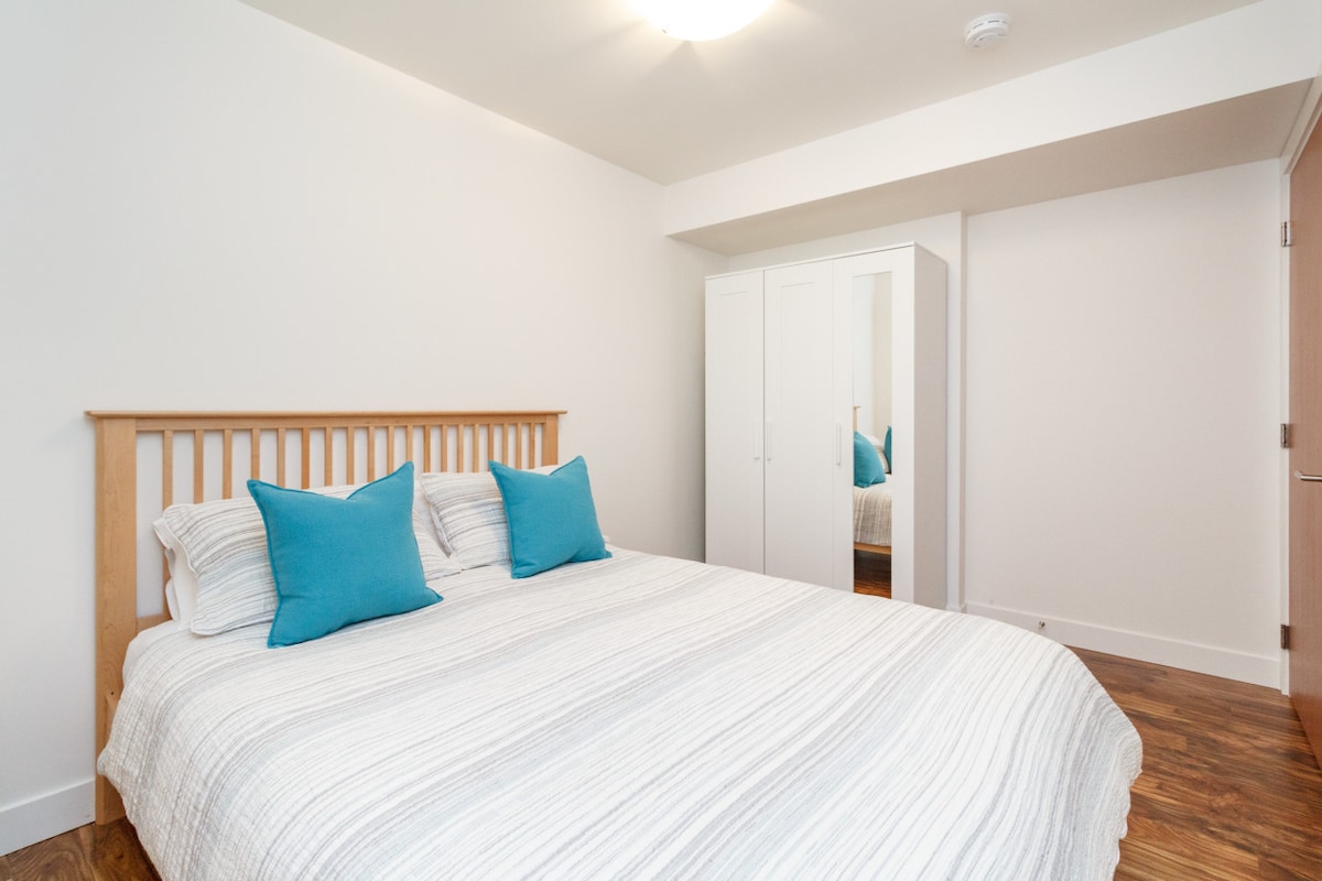 خزانة ملابس بثلاثة أبواب في غرفة النوم 