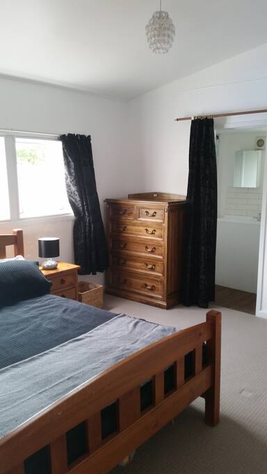Chest of drawers & clothes rack
