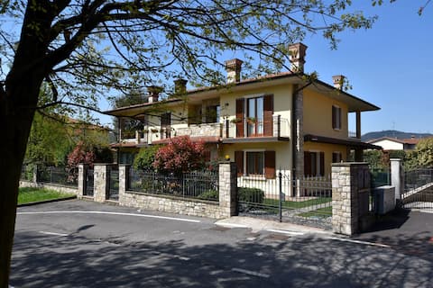 Villa de lujo en Pedergnano Lombardía con un jardín