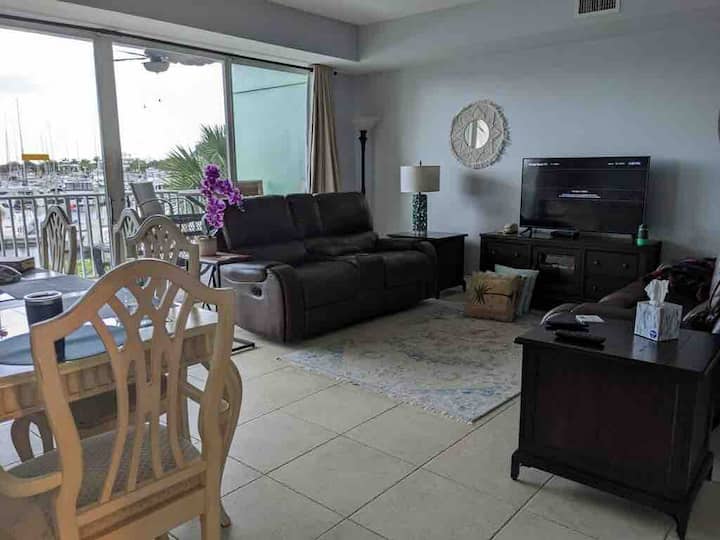 Beautiful & Spacious 4 Bedroom Townhome - Tampa Bay, FL
