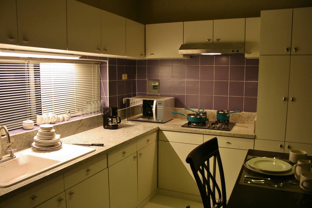 ¡La cocina está lista para cocinar! Cuenta con horno de mircoondas, licuadora (tipo Braun), ámplio refrigerador y estufa de gas de cuatro quemadores.