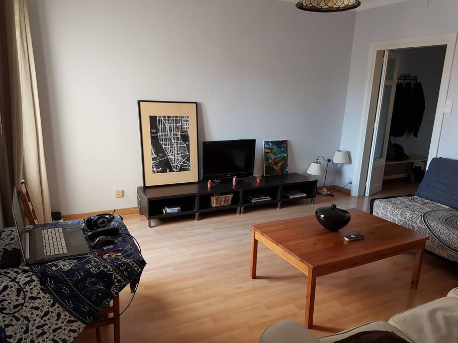 Find at your disposal a flat screen TV Sharp, a practical working desk and two comfortable sofas.
