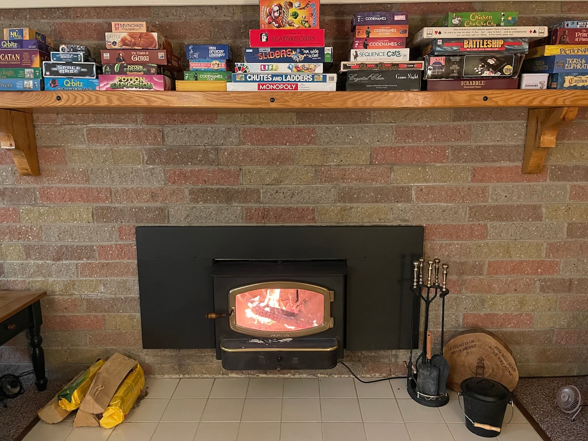 เตาผิงที่ใช้งานได้เราให้บริการไม้จำนวนมาก  อบอุ่นมากในฤดูใบไม้ร่วงถึงฤดูใบไม้ผลิ!