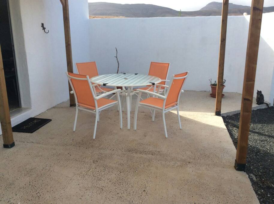 Private entrance and terrace. Enjoy Calm as little kitty does! Entrada y terraza privada. ¡Disfruta la tranquilidad, a esta gatita le encanta! :)