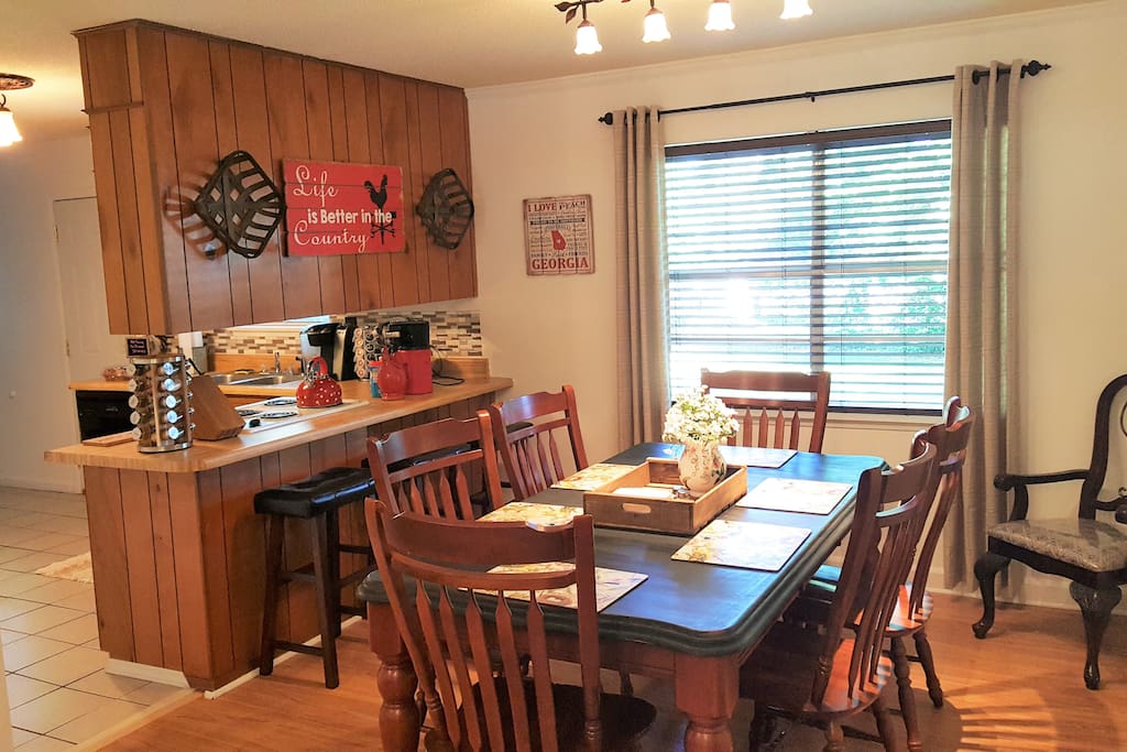 Spacious Dining Room, Sets 6 Adults Comfortably at Table