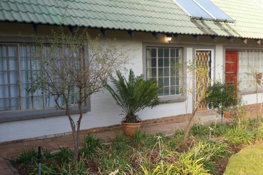 Entrance through the Grace room to also the Poetry room, accommodate 4 guests